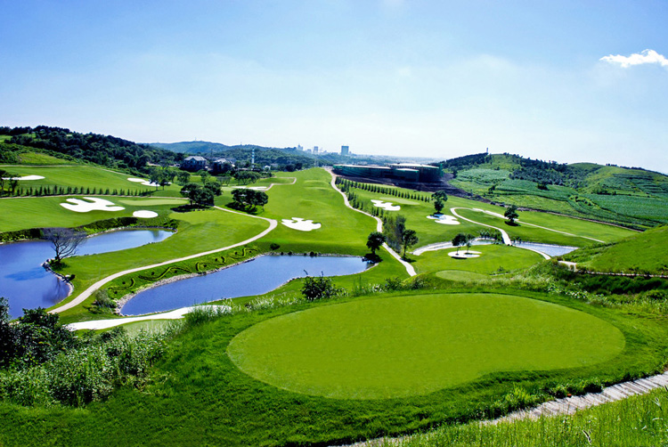 Nanjing Zhongshan International Golf
(钟⼭山球场)